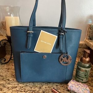 NEW Michael Kors Tote brand new without tags. (EXCELLENT condition) ❤️